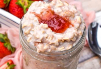 Strawberry Cheesecake Overnight Oats